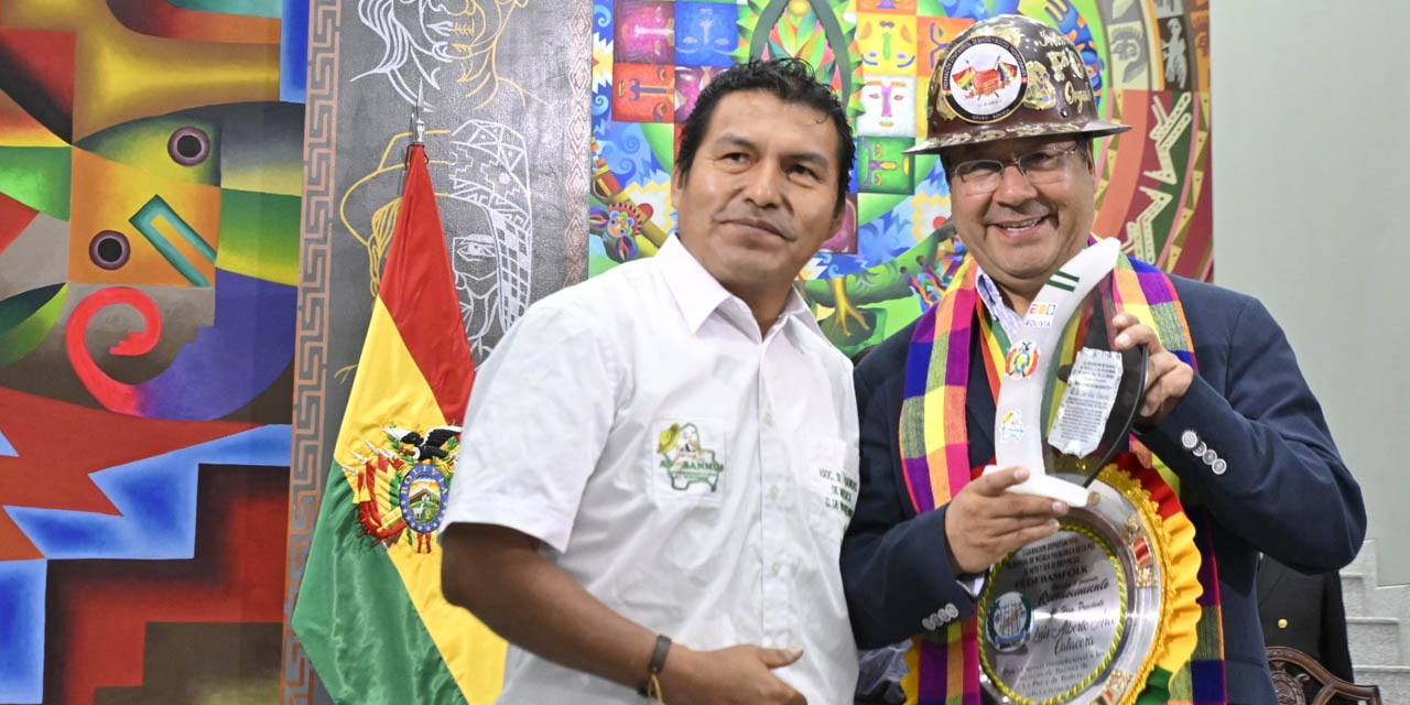 El presidente Luis Arce junto a un representante de los músicos en la Casa Grande del Pueblo. | Foto: Comunicación Presidencial