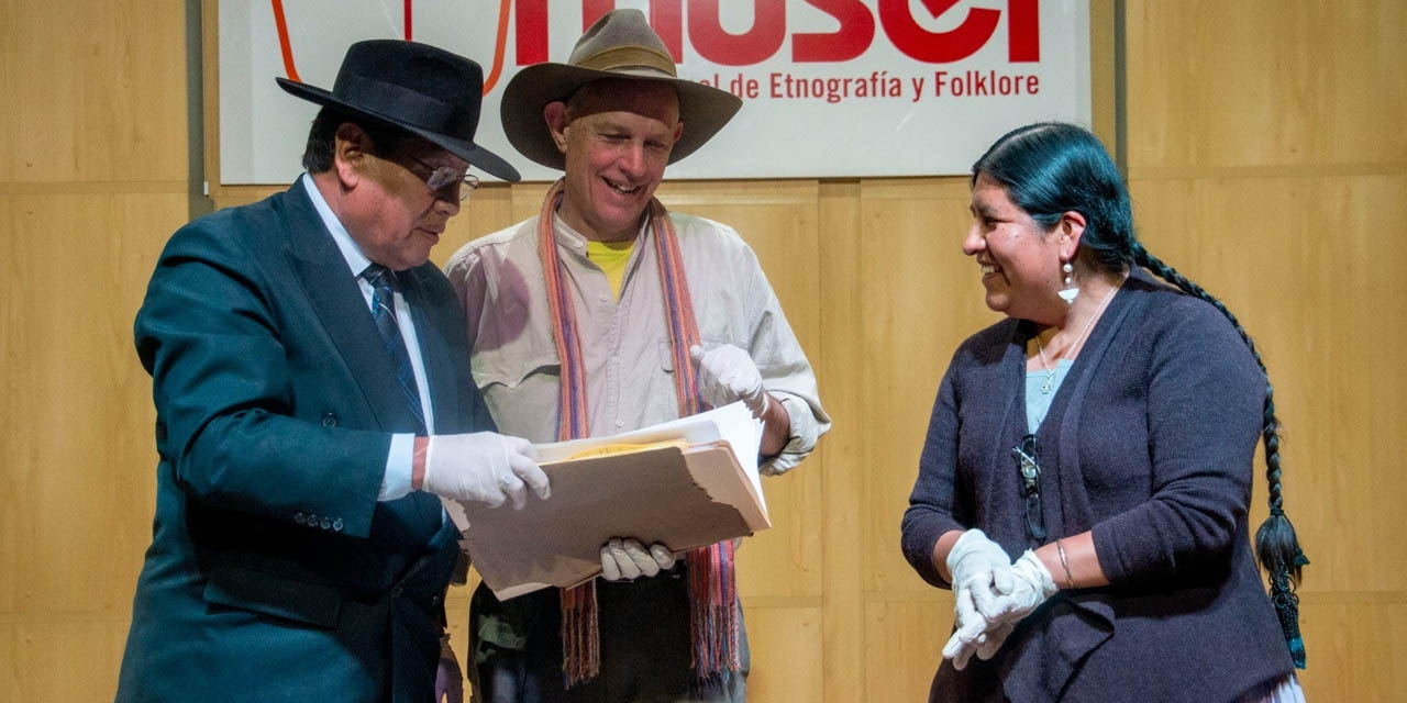 La directora del Musef, Elvira Espejo, junto al investigador Pablo Cingolani (centro) y al presidente de la FCBCB, Luis Oporto, durante la firma.  | FC-BCB