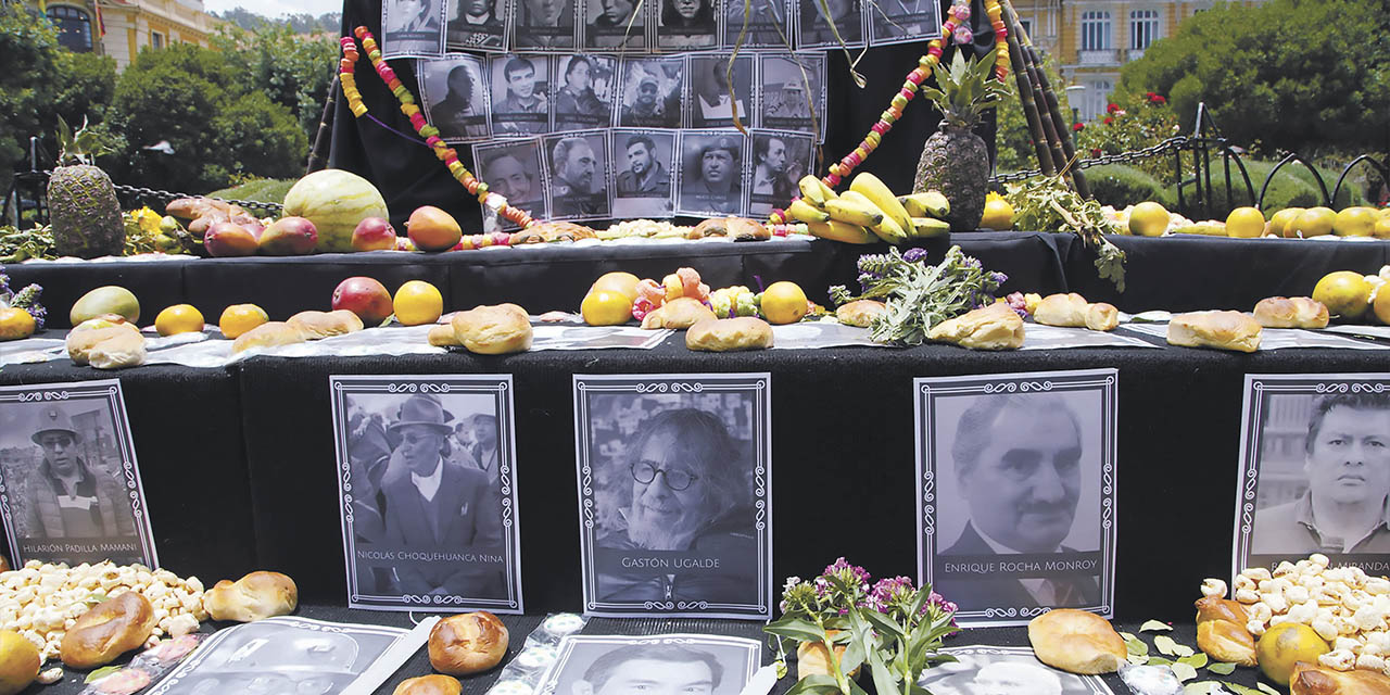 Una mesa de Todos Santos armada en la plaza Murillo de la ciudad de La Paz. | Foto: Luis Arce