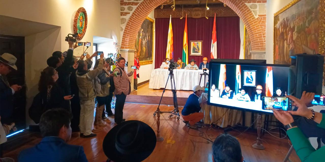 Las autoridades en la histórica Casa de la Moneda, en la capital potosina. Foto: Min Culturas.