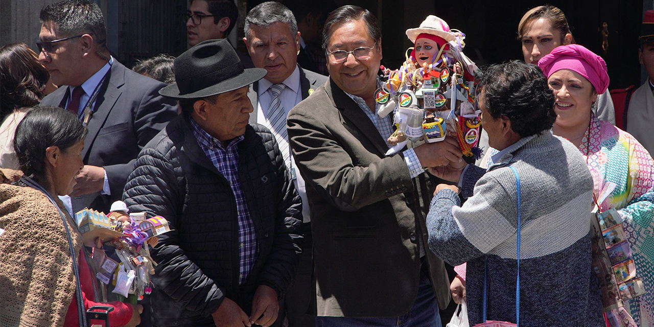 Arce recibe buenos augurios de la gente en la feria de la Alasita