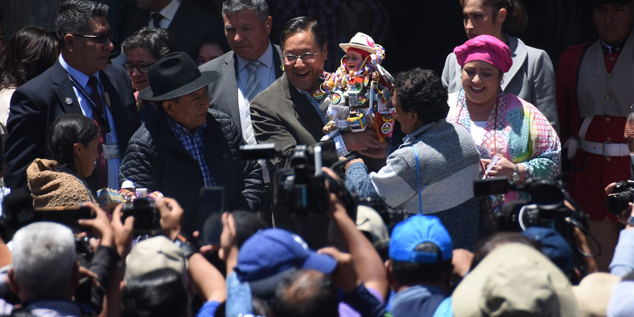 El presidente Lucho participa en la apertura de Alasita y recibe el cariño de la gente