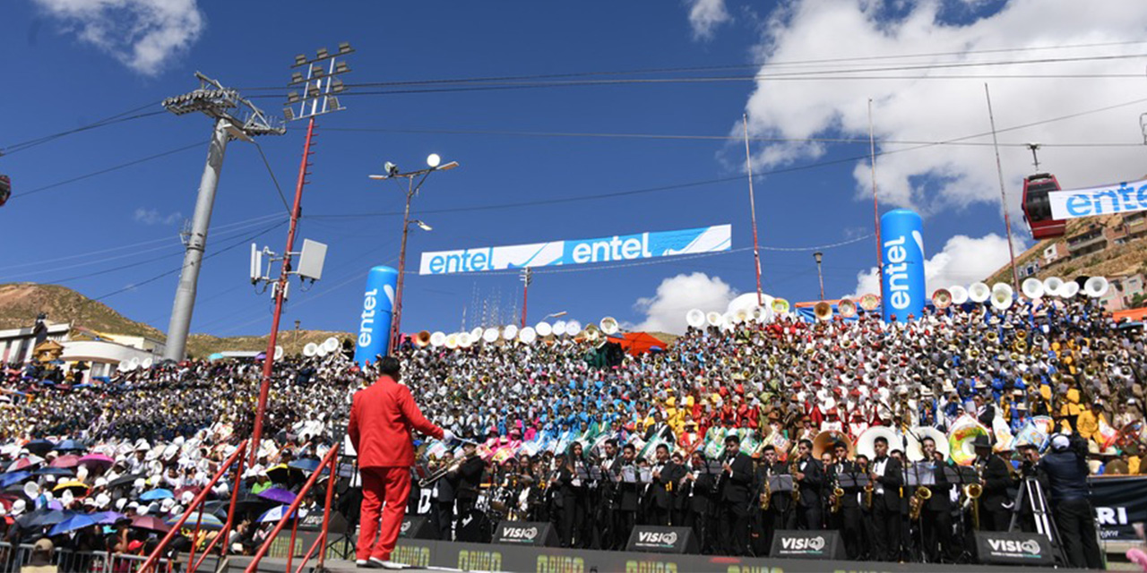 Retumban en Oruro los instrumentos de bronce en el Festival de Bandas con el mensaje de unidad