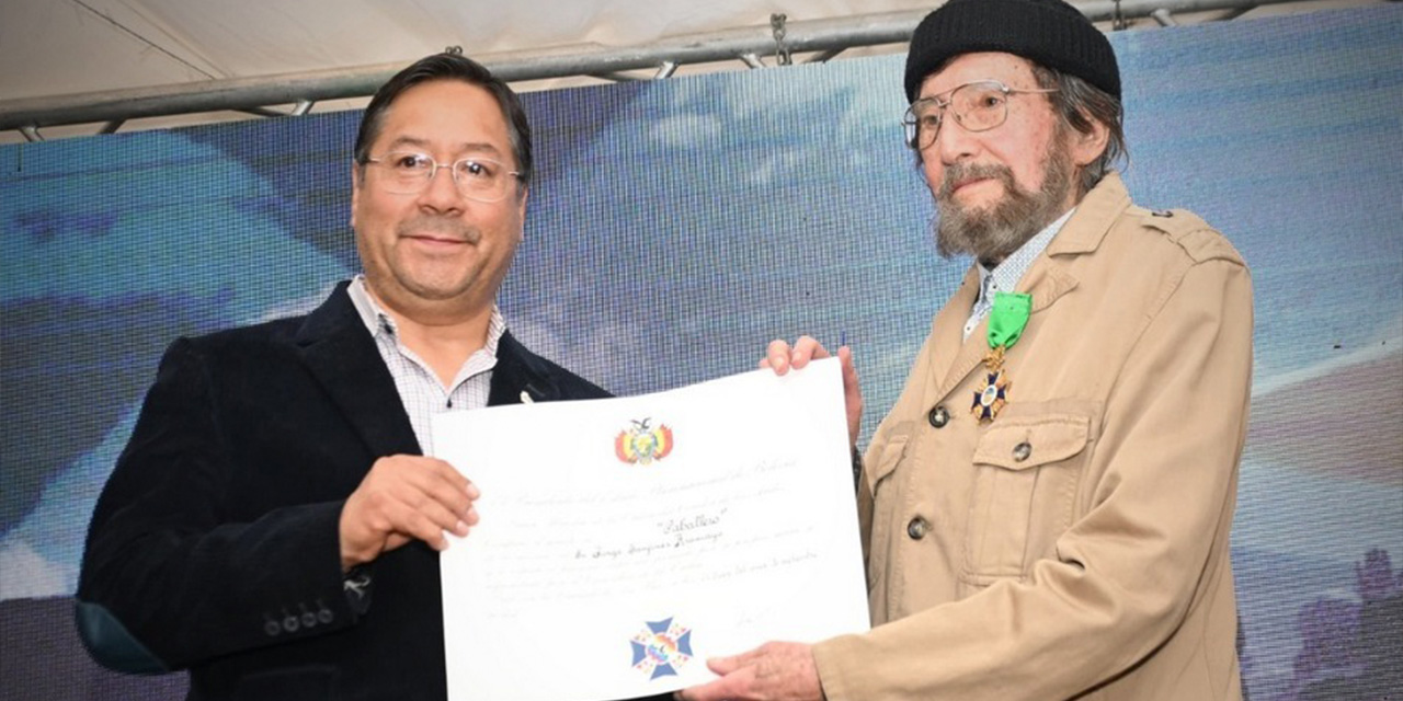 El presidente Luis Arce y el cineasta Jorge Sanjinés, anoche en La Paz. Foto: Presidencia