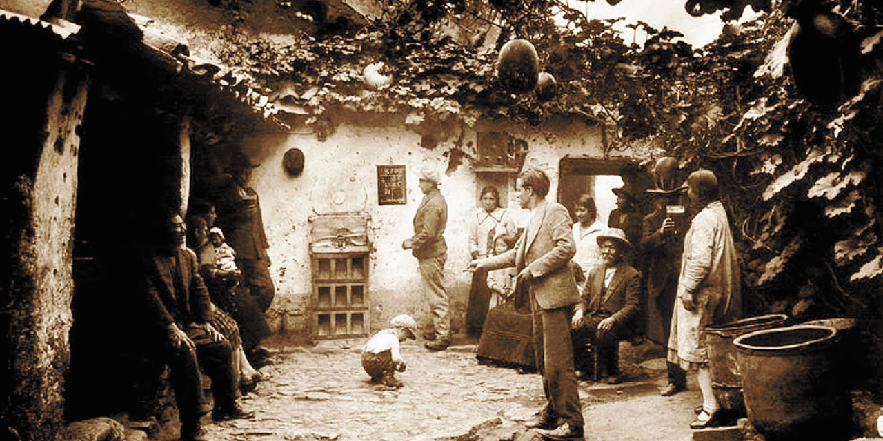 Jugando al sapo en la chichería, Cusco, 1931. Foto de Martín Chambi.