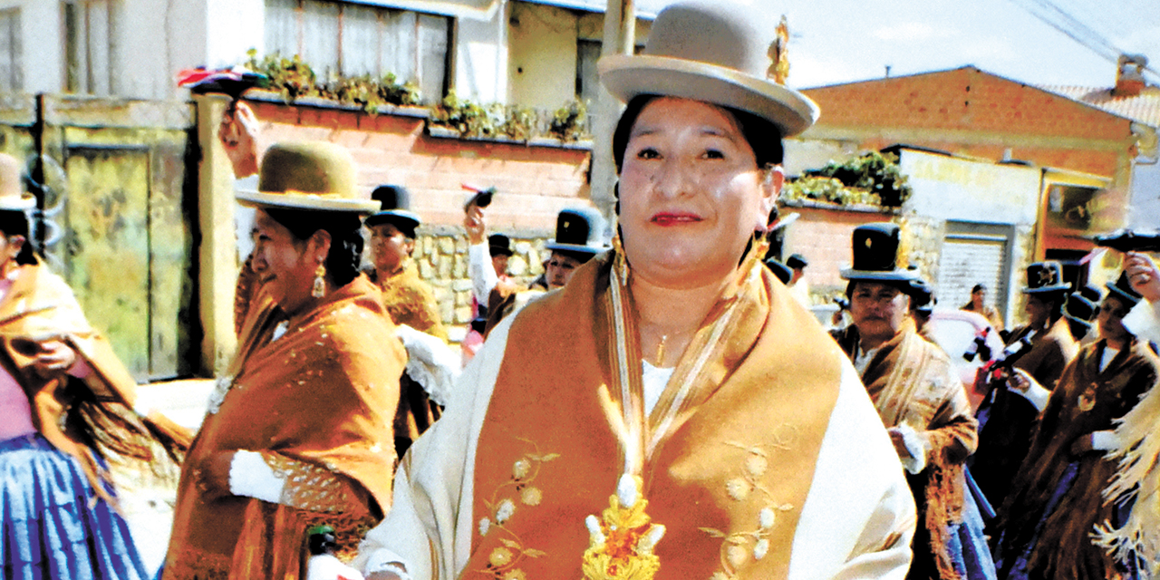 Maruja Carrasco en la entrada folclórica de la zona Cota Cota en La Paz.