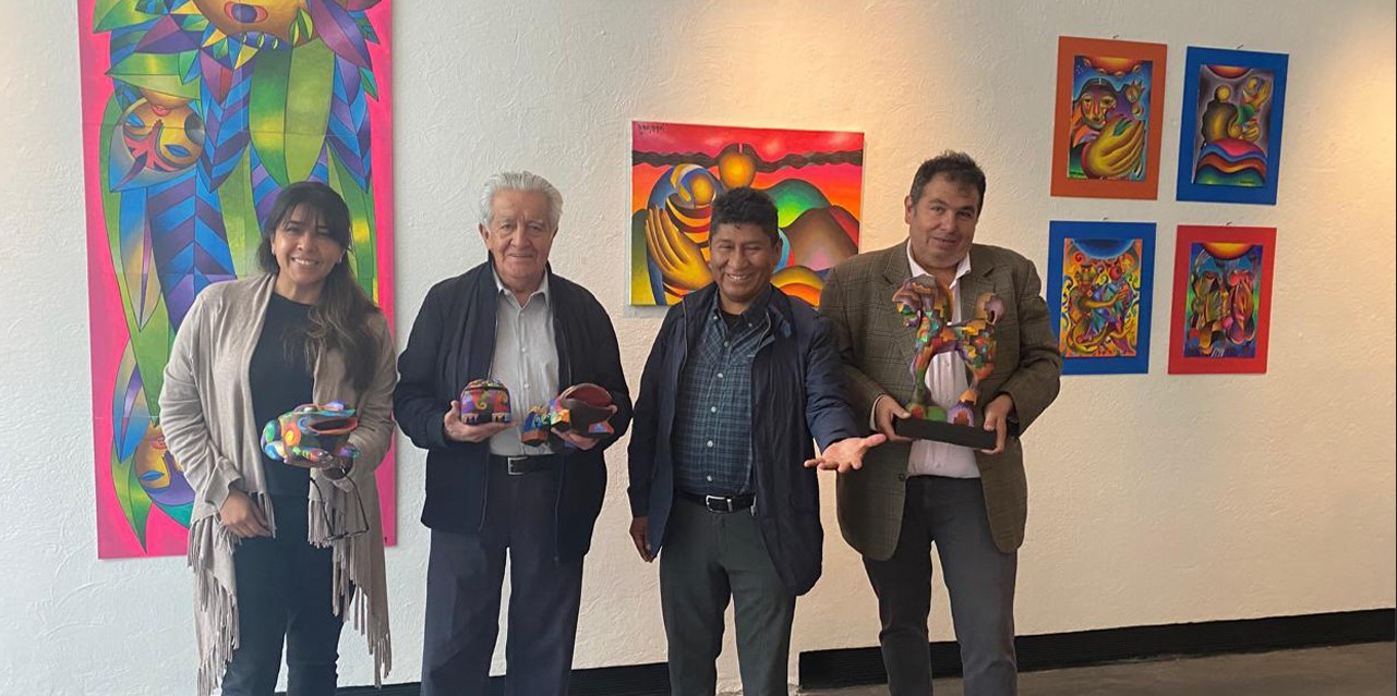 Roberto Mamani, el hombre de los mil colores, en Casa Museo Guayasamín en Quito. Foto Mamani Mamani