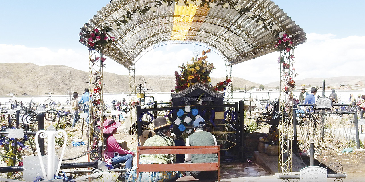 La tumba del ‘Degolladito’ en el cementerio de Llallagua. | Fotos: Cortesía Víctor Montoya