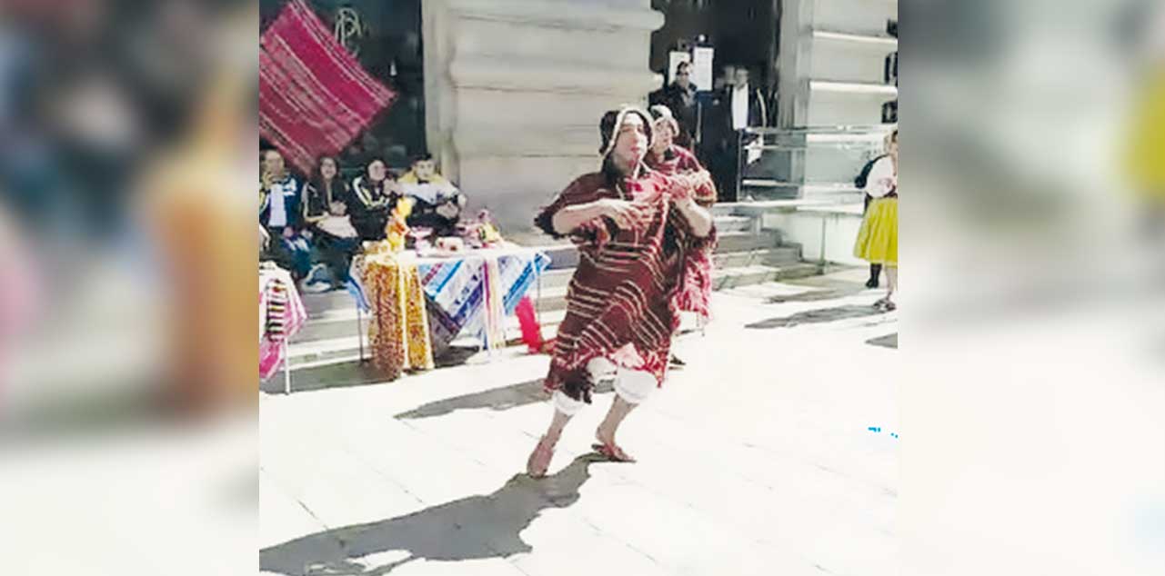 Estudiantes bailan una danza representativa de Chuquisaca. Foto: Facebook