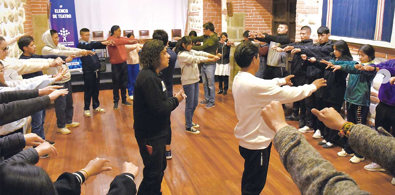 Jóvenes durante los talleres que tienen como objetivo perfeccionar el arte de la narración. Foto: Casa nacional de moneda