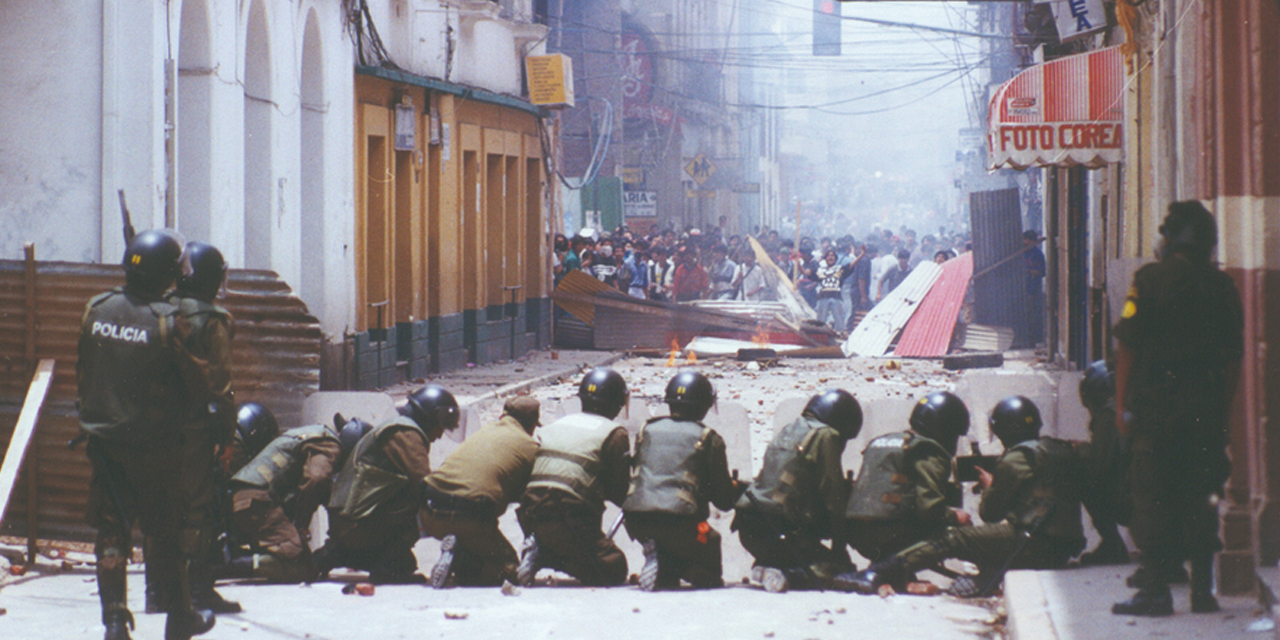 Enfrentamientos en la calle Sucre. Muestra fotográfica "Guerra del Agua".