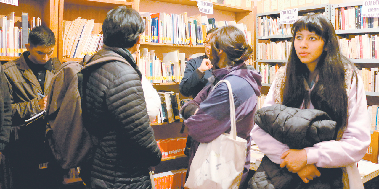 Estudiantes de la UMSA visitaron el SIDIS para conocer parte de la historia de los sindicatos de Bolivia. Fotos: FSTMB