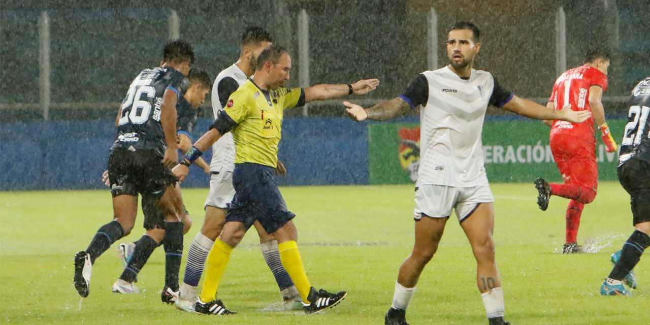 El árbitro Julio Gutiérrez (de amarillo) no dirigirá durante seis meses. (Foto: APG)