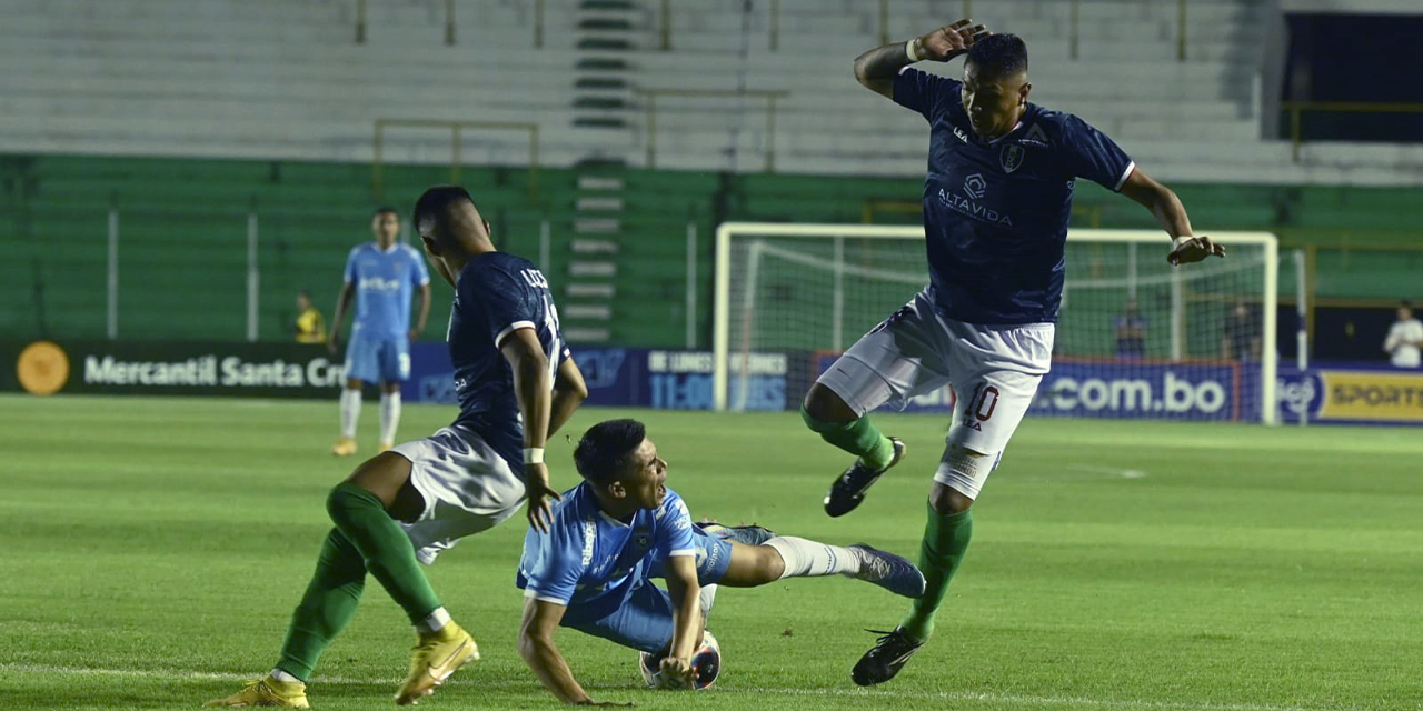 Una incidencia del partido que empataron Blooming y Real Tomayapo. (Fotos: APG)