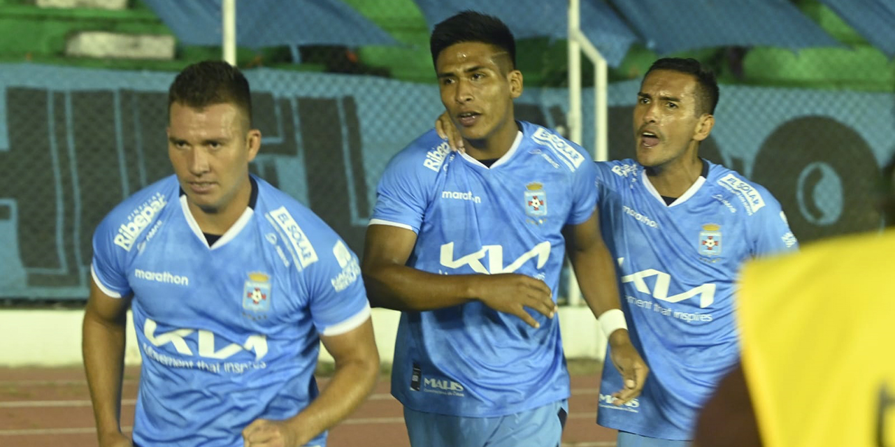 Jugadores de Blooming celebran la conquista de un punto en condición de local.