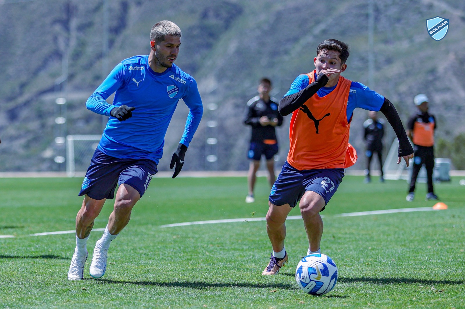 Patricio Rodríguez (izq.) lleva la pelota en la práctica de fútbol de Bolívar.