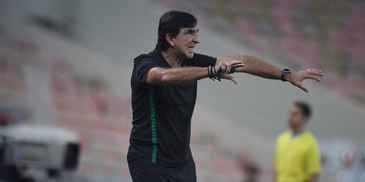 El semblante de Gustavo Costas refleja su desagrado con el rendimiento de la Verde. (Foto: FBF)