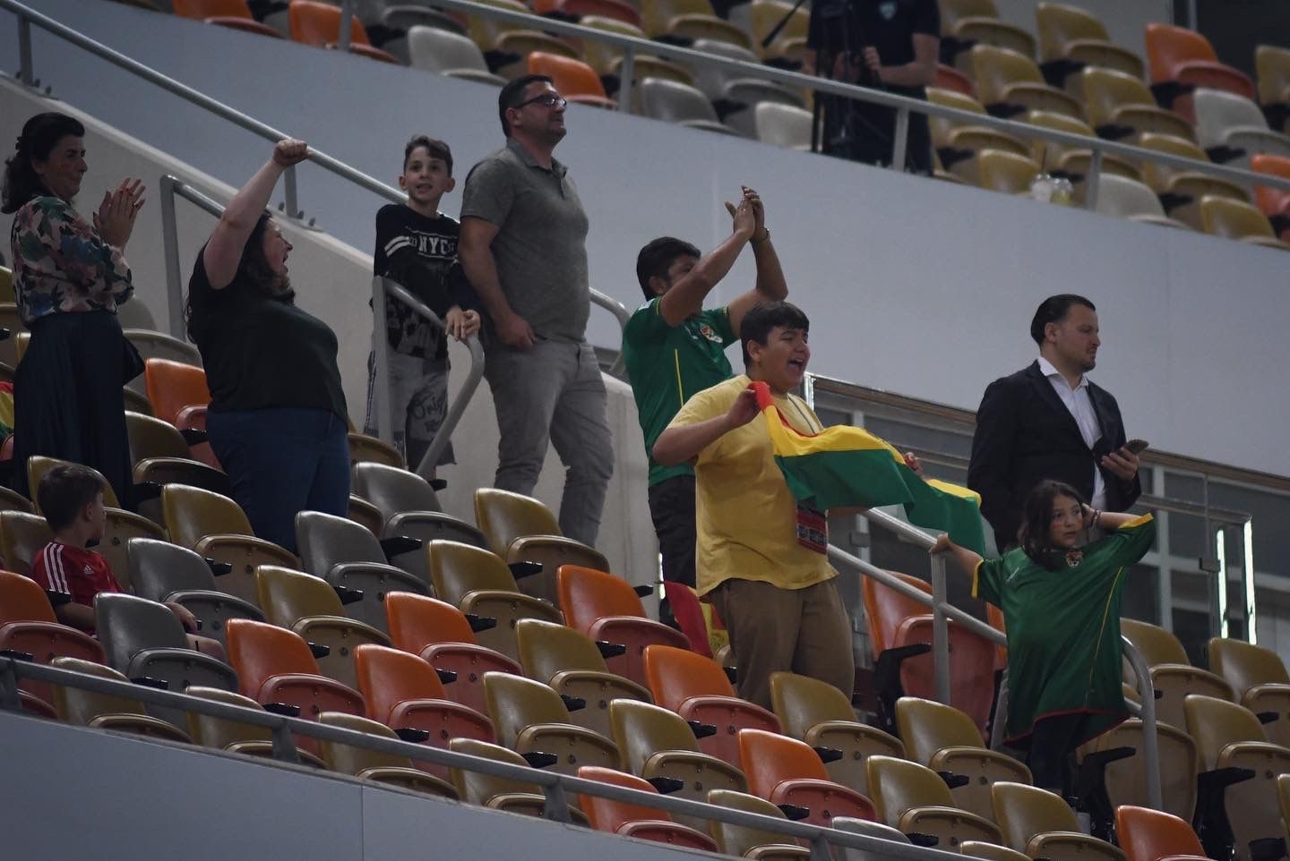 Los contados hinchas residentes bolivianos en Arabia Saudita asistieron al estadio para alentar a la Selección.