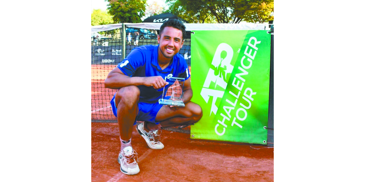 Hugo Dellien posa orgulloso con el trofeo de campeón (Foto: ATP Challenger Tour)