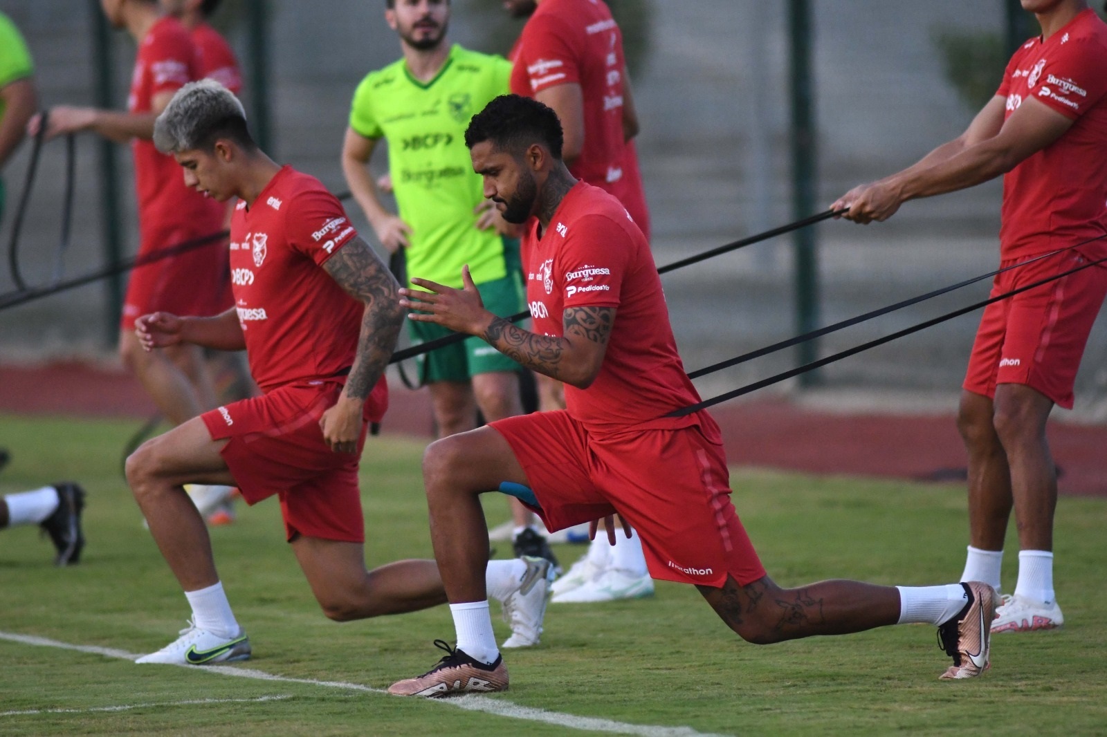 Gabriel Villamil y Adrián Jusino en plena sesión física de la Verde en Jeddah.