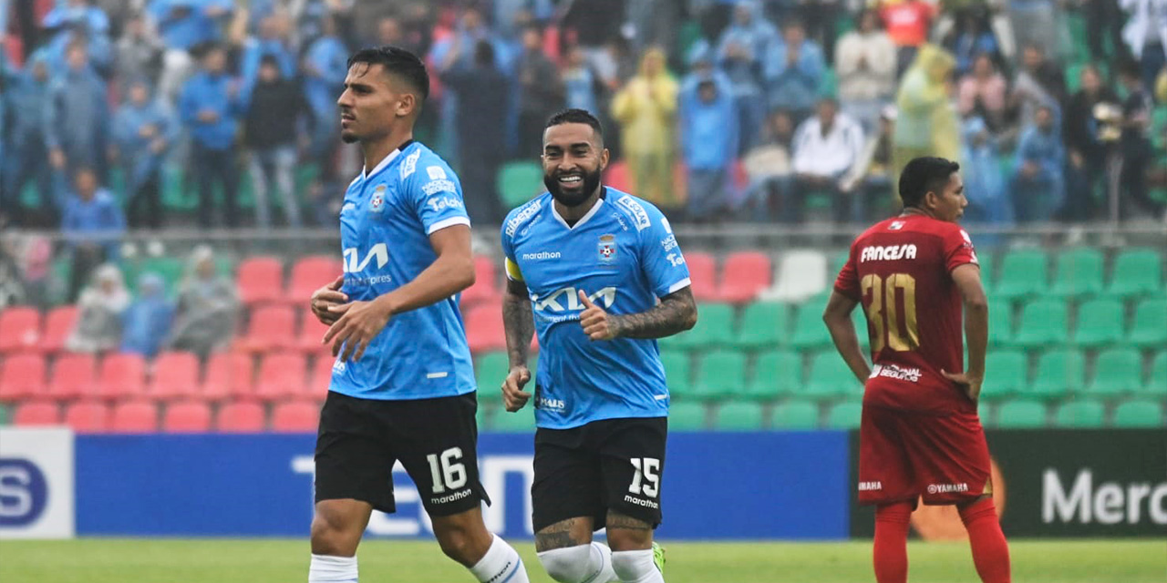 Una incidencia del compromiso de ayer en el estadio ‘Tahuichi’ Aguilera. (Foto: APG)