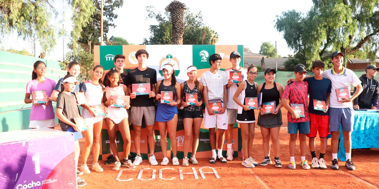 Los tenistas bolivianos que ganaron los títulos en Cochabamba. (Foto:  Asociación de Tenis de Cochabamba)