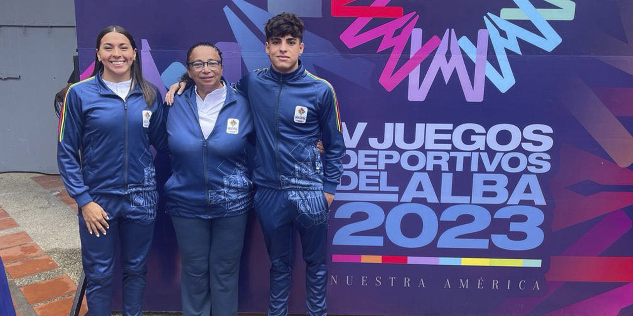 La entrenadora Merces Paulo flanqueada por María José Ribera y Esteban Núñez del Prado. (Foto: Febona)