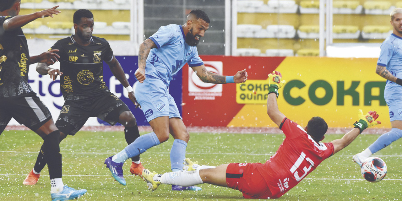 Una incidencia del partido entre Bolívar vs Vaca Diez jugado el domingo en el Hernando Siles. (Foto: Jorge Mamani)