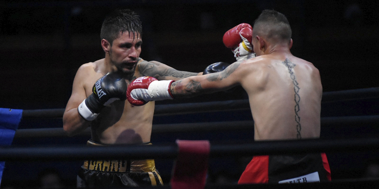 Una escena del combate boxístico entre Velásquez (izq.) y Averanga. (Foto: APG)