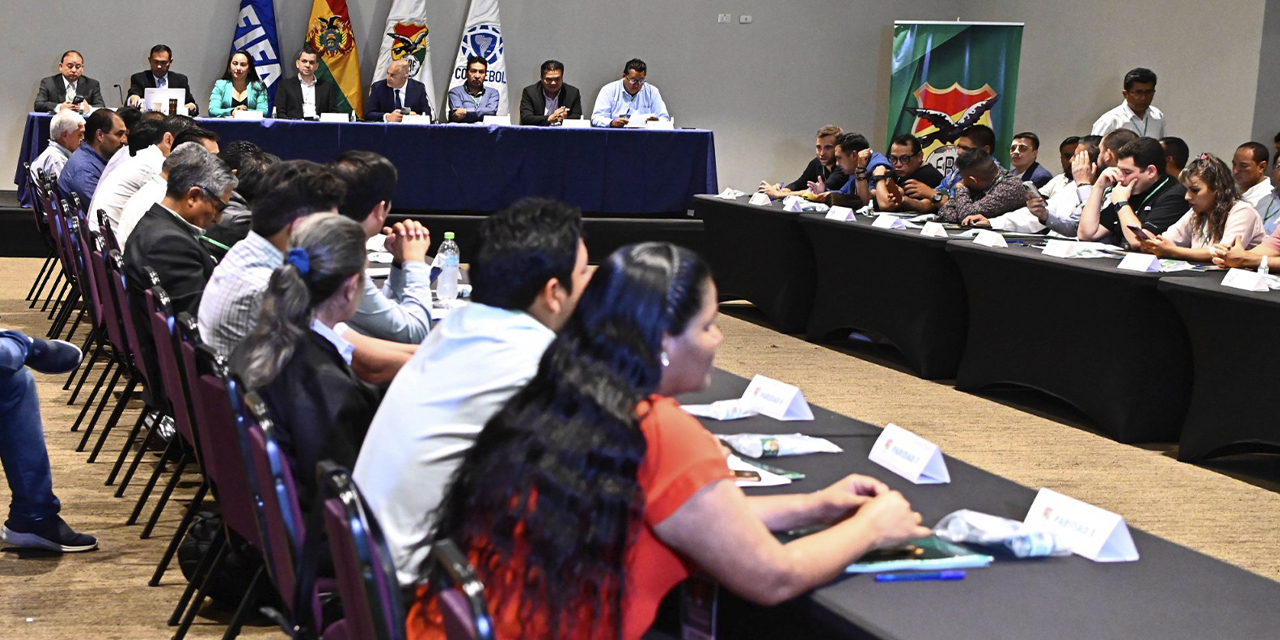 Dirigentes del fútbol boliviano en la reunión celebrada en Santa Cruz. (Foto: Jorge Mamani)