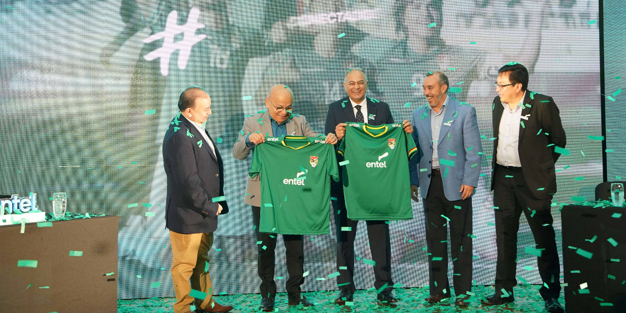 La Federación Boliviana de Fútbol presenta a Entel como a un nuevo auspiciador. (Foto: Jorge Mamani)