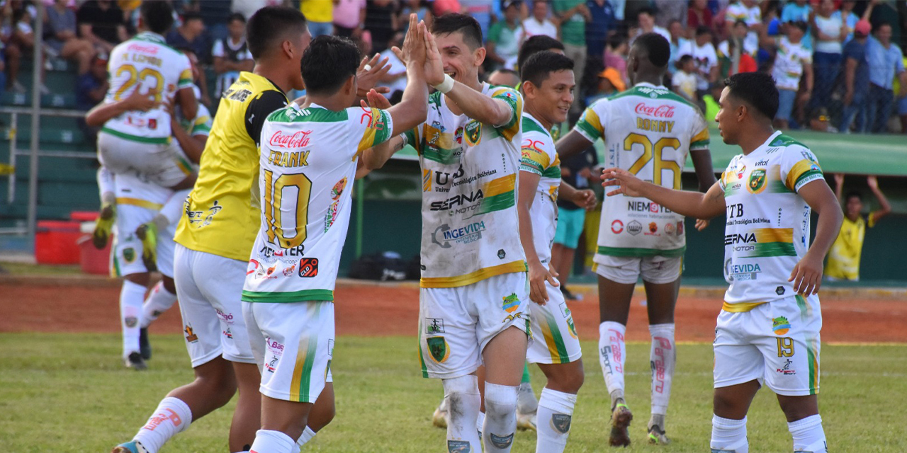 Jugadores de Libertad Gran Mamoré celebran el resultado ante Bolívar. (Foto: APG)