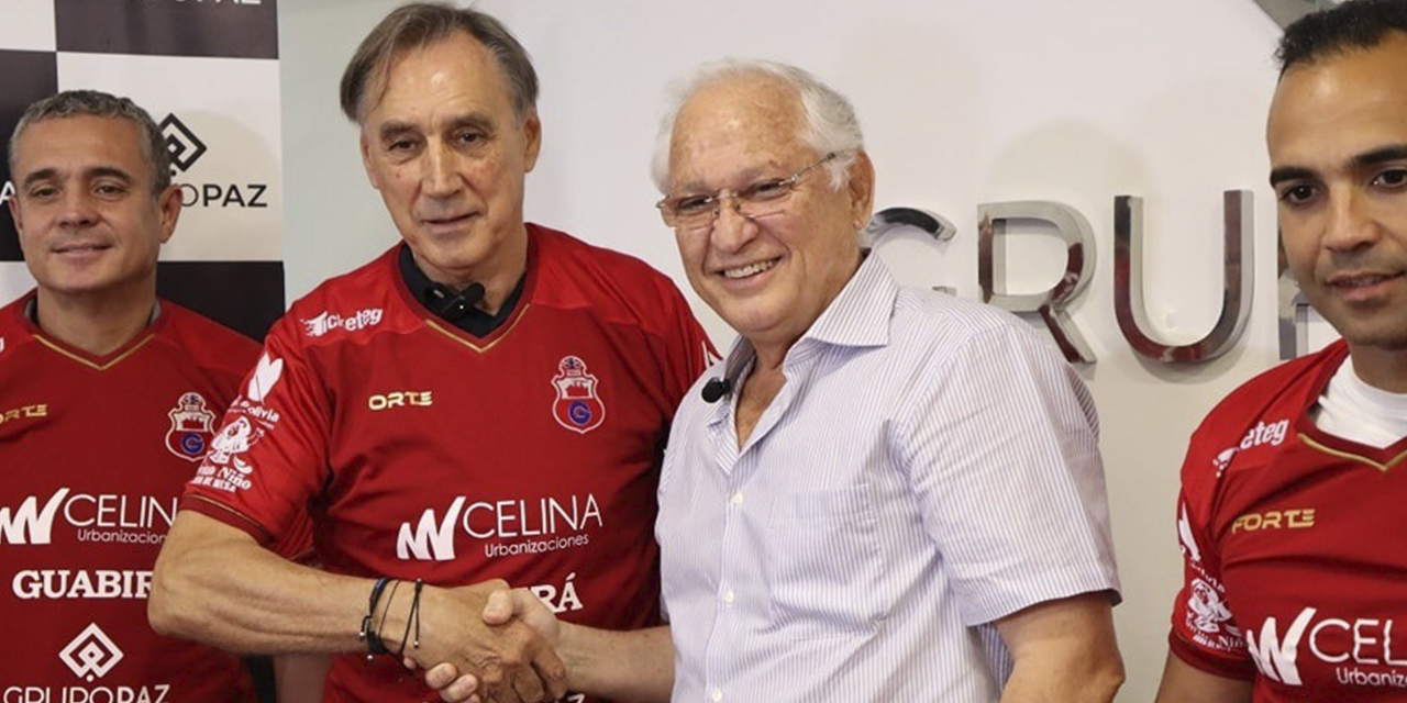 Rafael Paz (d.), titular de Guabirá, da la bienvenida al DT Miguel Portugal. (Foto: Guabirá)