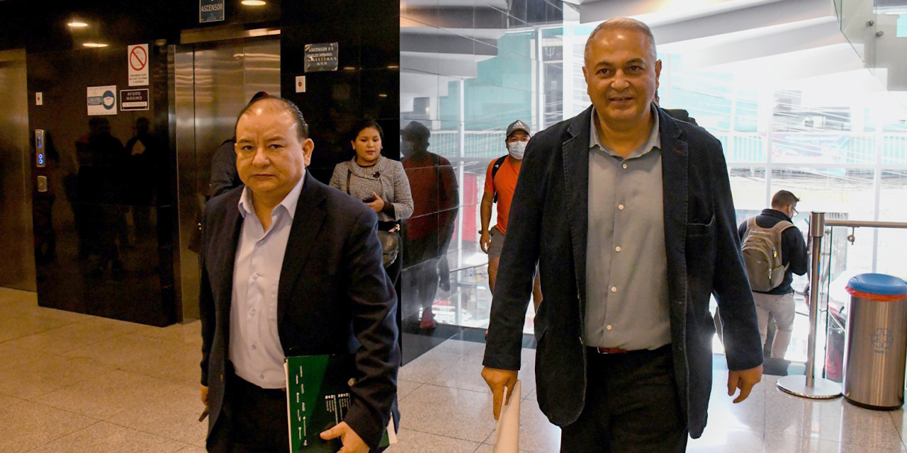 Gastón Uribe (izq.), con el titular federativo, Fernando Costa. (Foto: APG)