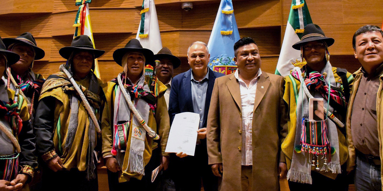 Costa junto a los asambleístas del MAS. (Foto: APG)