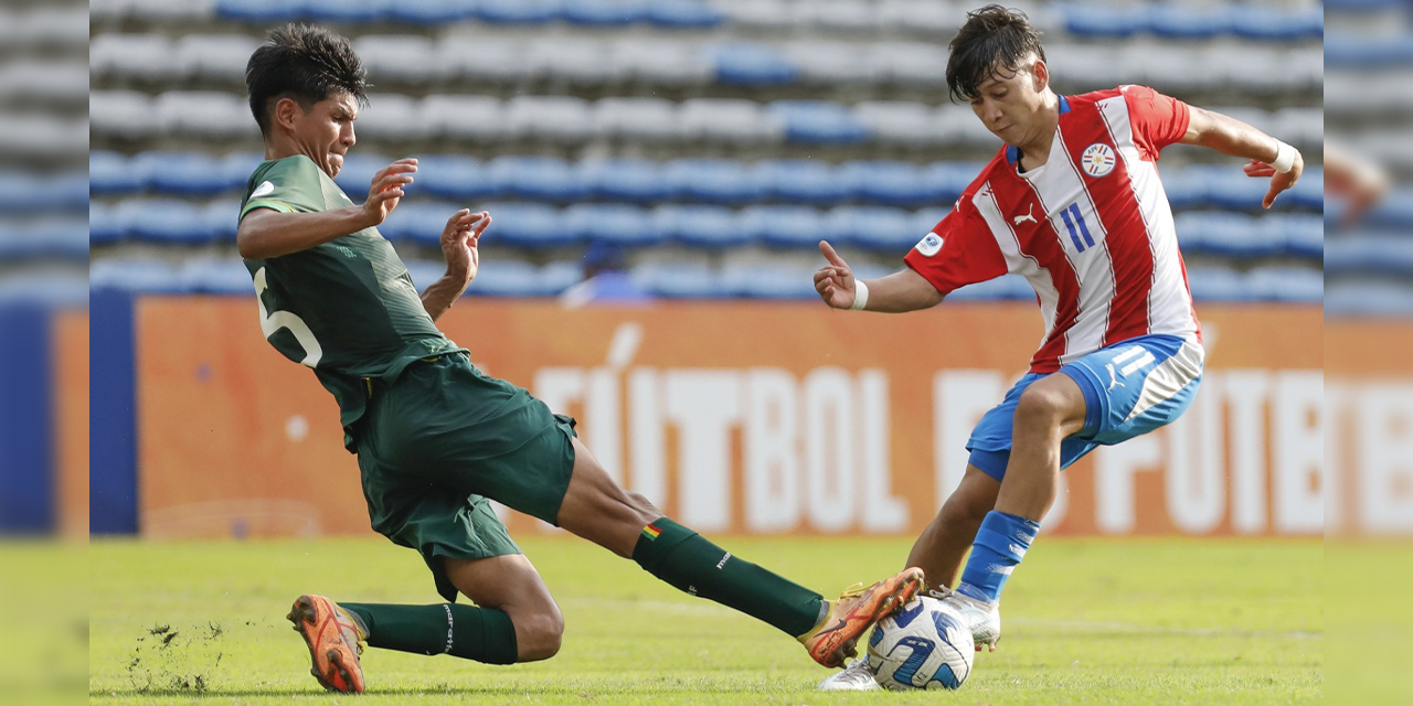 El partido entre las selecciones de Bolivia y Paraguay fue luchado e intenso. (Foto: Conmebol)