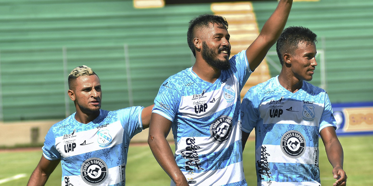 Teles (c.) y sus compañeros celebran la goleada que los pone en la cima. (Foto: APG)