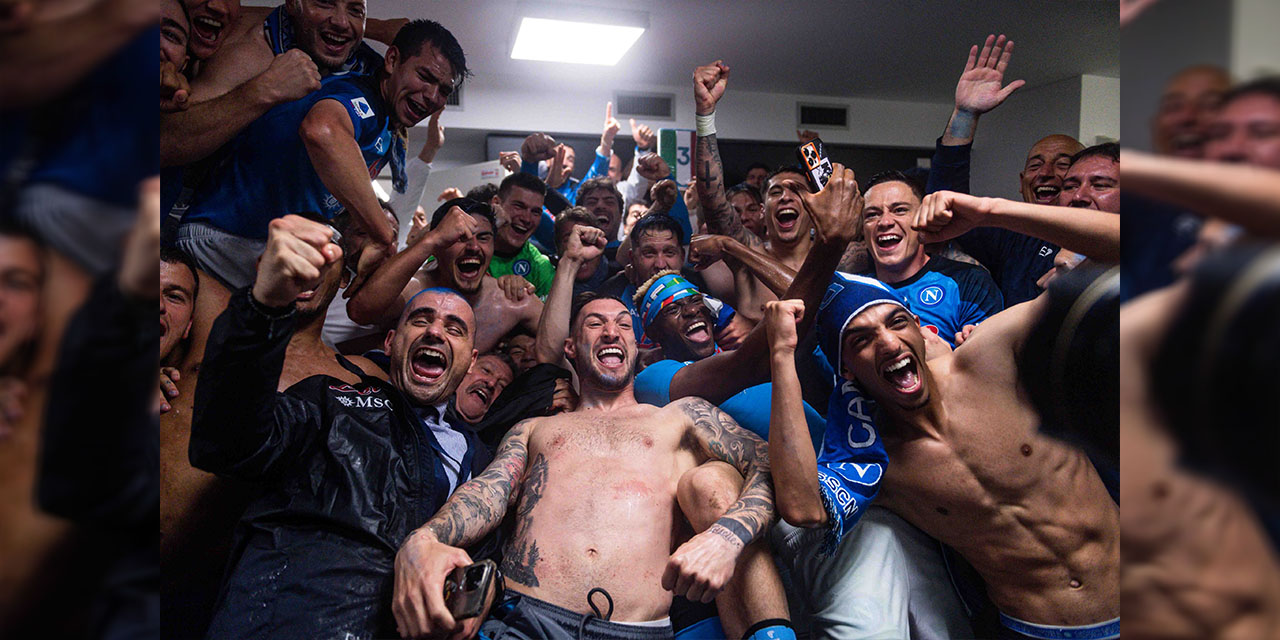 Jugadores del Napoli celebran la conquista del Scudetto.