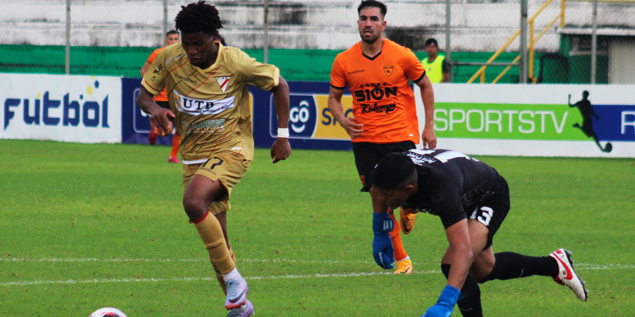 Dorny Romero, de Always, deja en el camino al arquero Diego Méndez para convertir el gol del triunfo millonario. (Foto: APG)