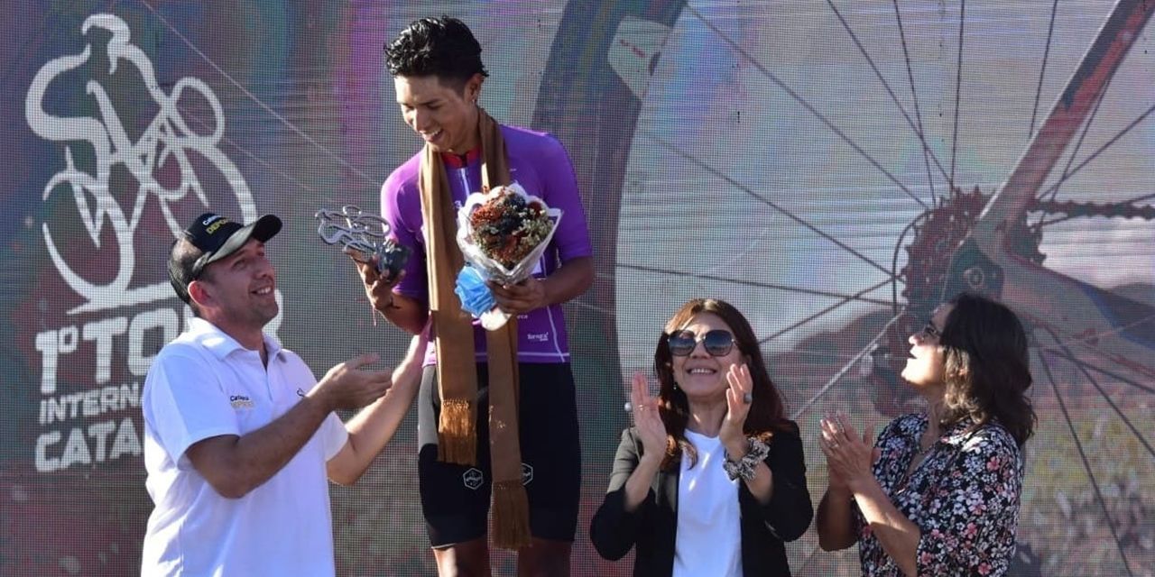 El ciclista boliviano José Aramayo es premiado como ganador de la el categoría sub-23. (Foto: Pio Rico)