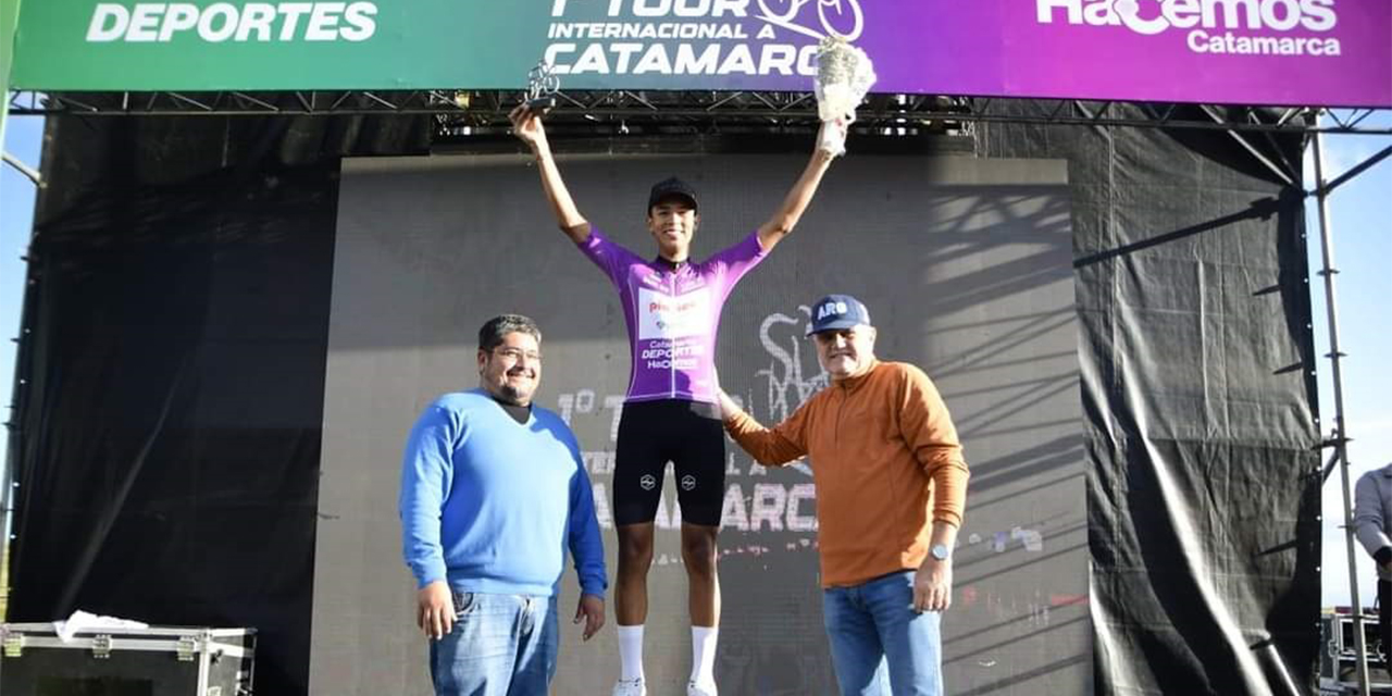 El ciclista nacional José Aramayo en lo más alto del podio. (Foto: Pio Rico)