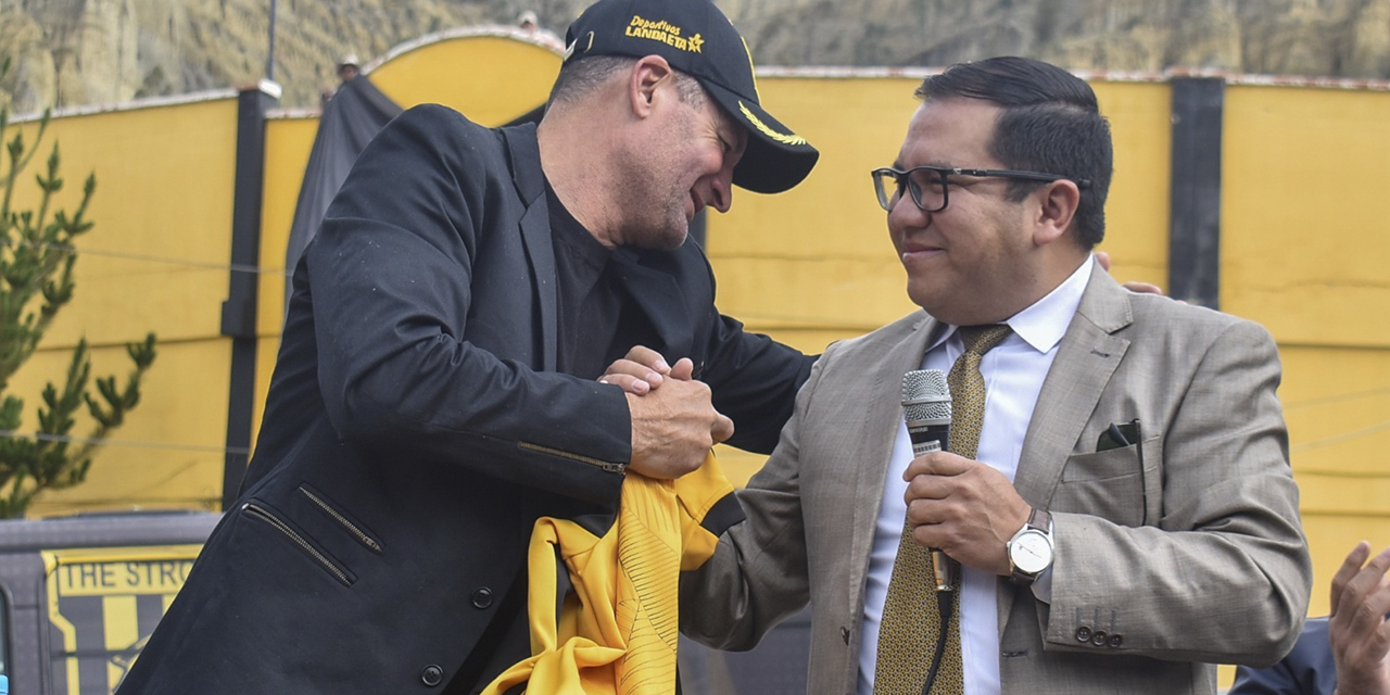 Claudio Biaggio junto al presidente del Tigre, Héctor Montes. (Foto: The Strongest)