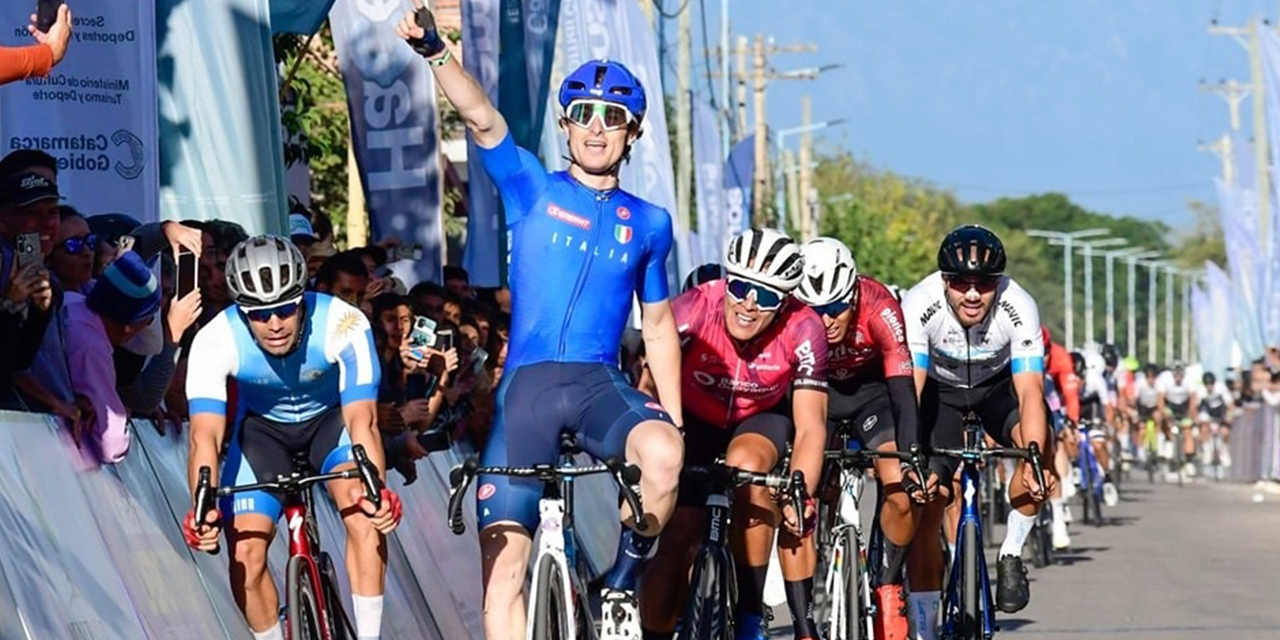 El ciclista nacional José Aramayo (primero de camiseta guinda) ingresa a la meta en el primer pelotón.