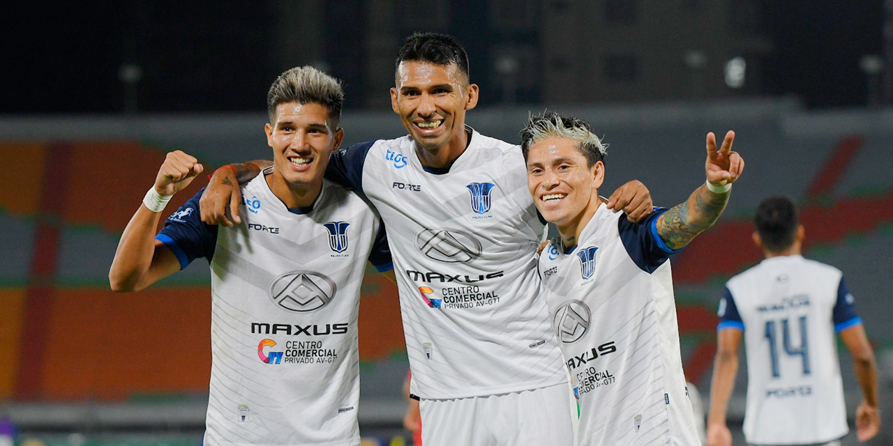 Los jugadores Cañete, Álvarez y Adrián celebran la victoria de Palmaflor. (Foto: APG)