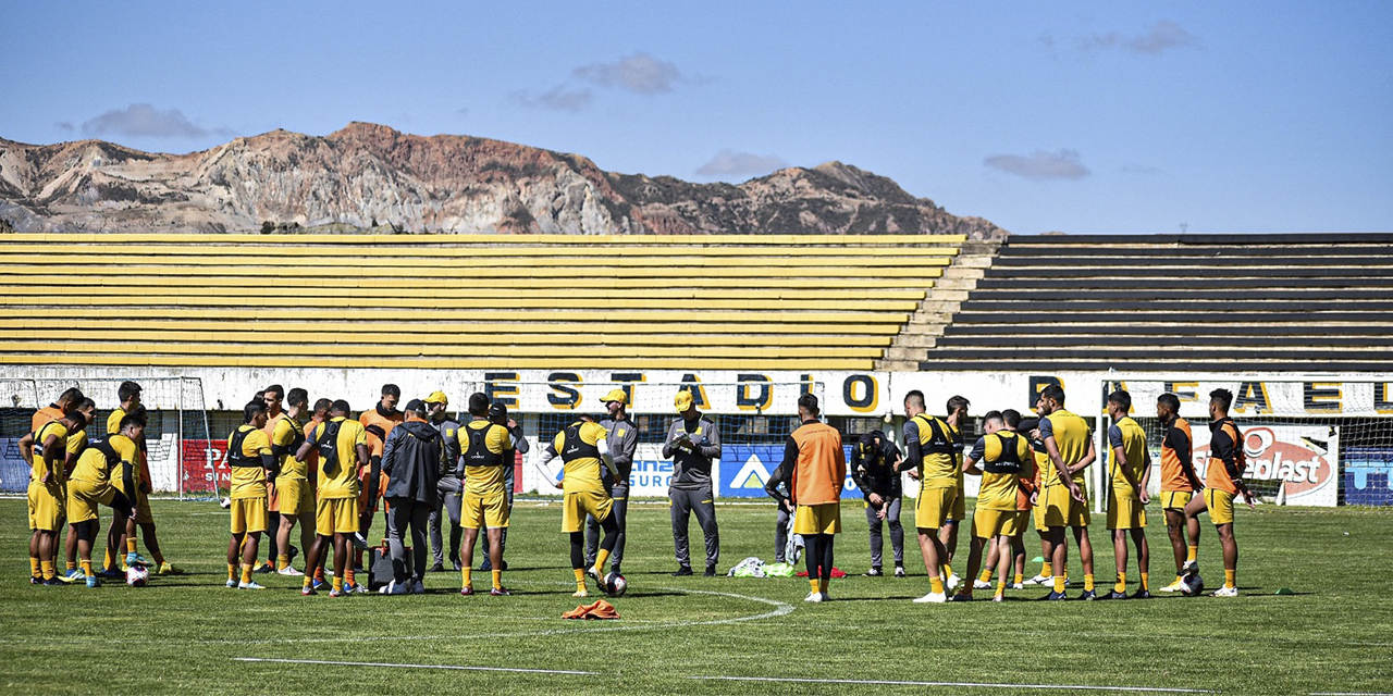 El técnico Ismael Rescalvo dirigió ayer la última práctica del Tigre. Hoy se despide.