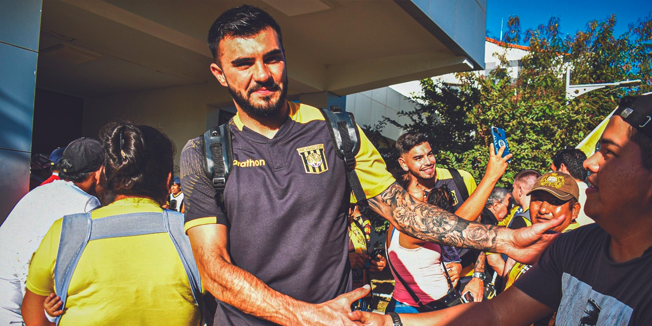 El goleador Enrique Triverio a la llegada a Trinidad saluda a los hinchas del Tigre en el aeropuerto Teniente Jorge Hernich. (Foto: The Strongest)