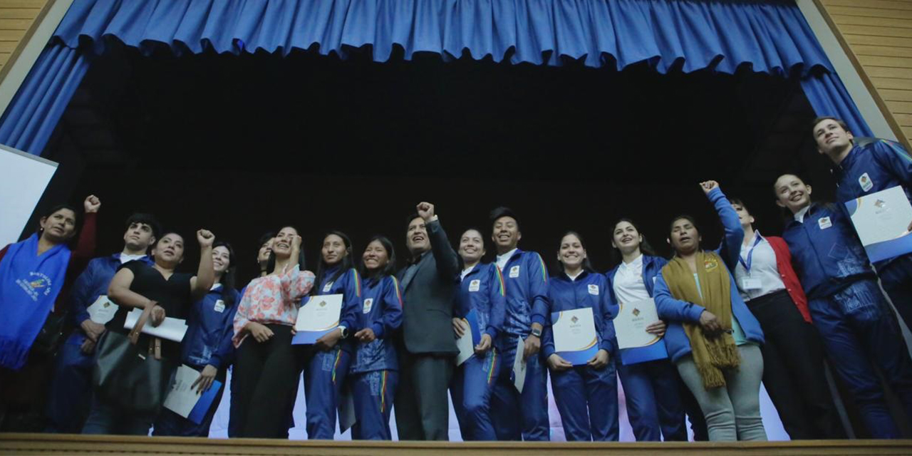 El ministro Auza junto a los deportistas becados. (Foto: Ministerio de Salud y Deportes)