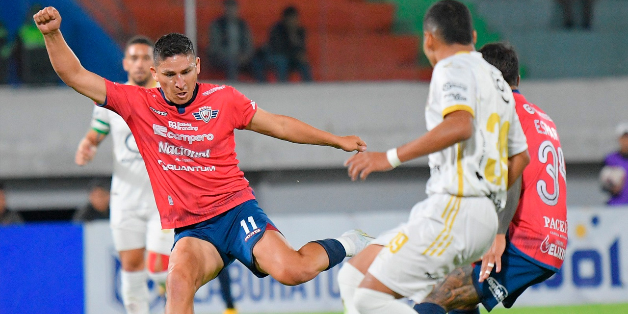 Vladimir Castellón (11) ensaya un remate en el partido jugado ayer, en Cochabamba. (Fotos: APG)