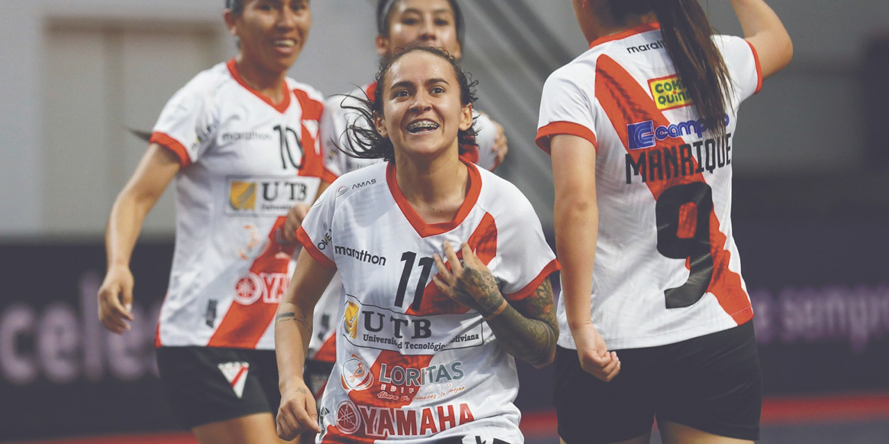 La goleadora María Cristina Gálvez festeja su diana y la clasificación de Always a las semifinales.