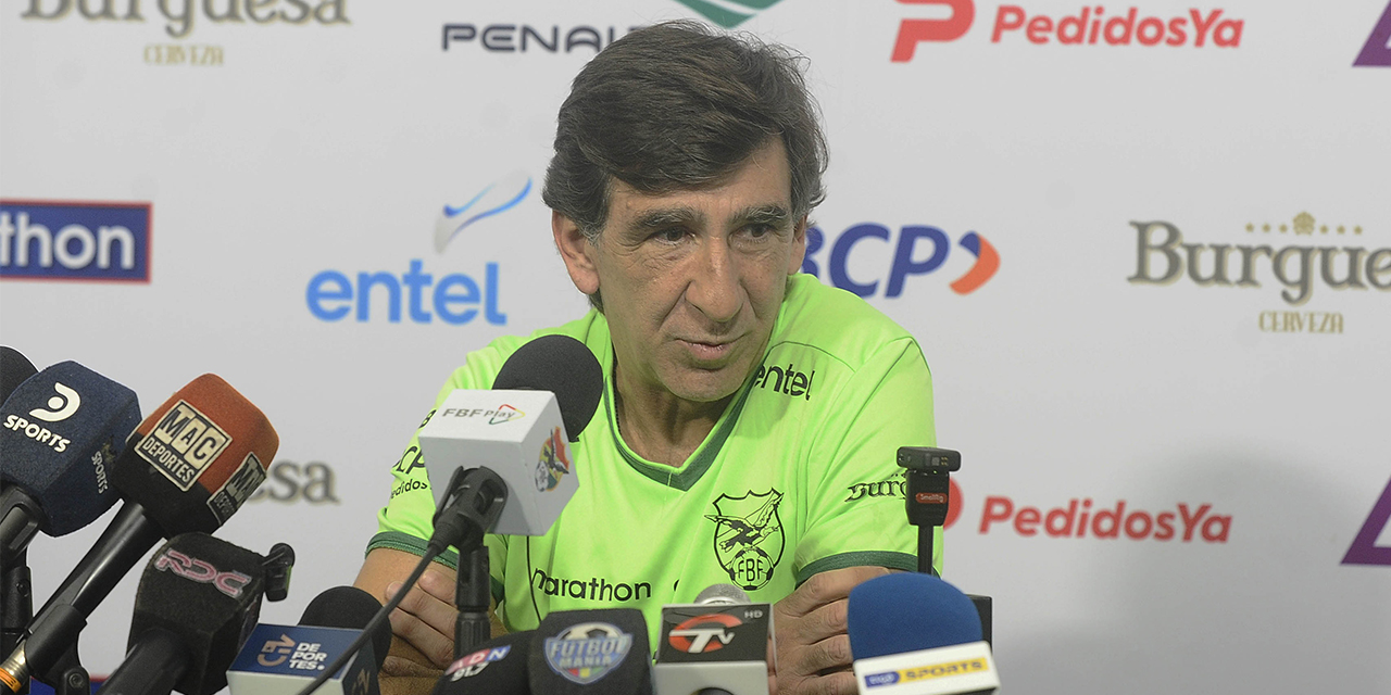 El técnico Gustavo Costas durante la conferencia de prensa que ofreció ayer en Santa Cruz. (Foto: APG)